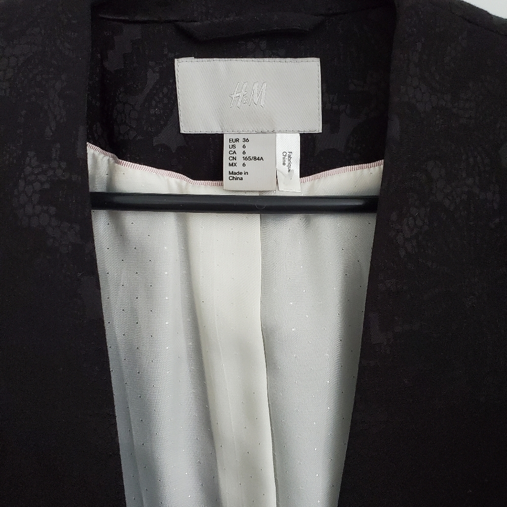 H&M Patterned Blazer with Ruched Sleeves. - Picture 2 of 7